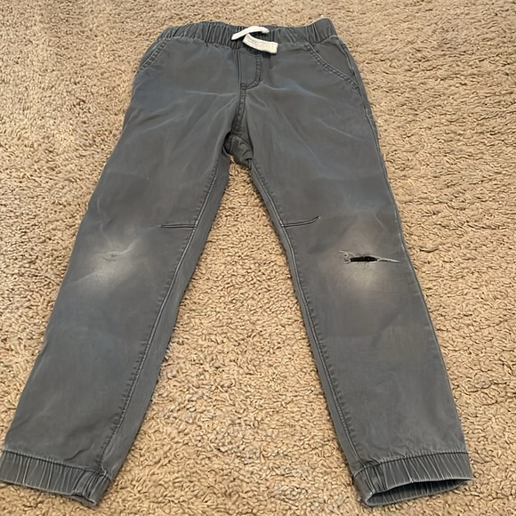 Bundle of 6 pairs of size 5T Cat & Jack pants with holes! - Picture 7 of 8